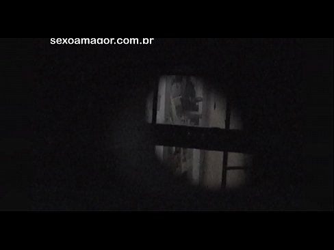 ❤️ Lourinho é secretamente filmado por um voyeur de bairro escondido atrás de tijolos ocos ️❌ Porno bonito em nós ❌️