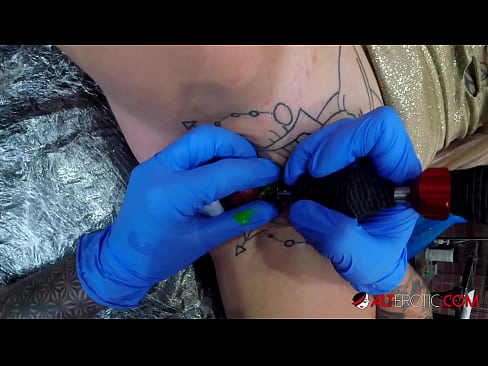 ❤️ Extremamente tatuada, a brasa Sully Savage fez uma tatuagem em seu clítoris ️❌ Porno bonito em nós ❌️