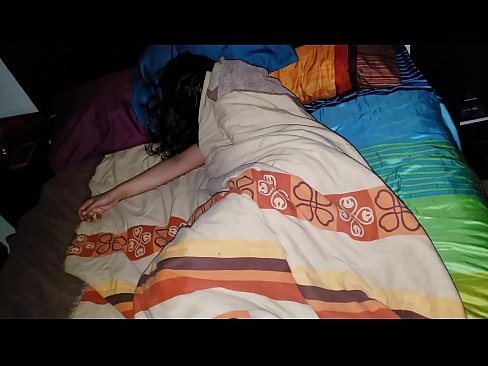 ❤️ Stepson berating sua jovem madrasta enquanto ela dorme. ️❌ Porno bonito em nós ❌️